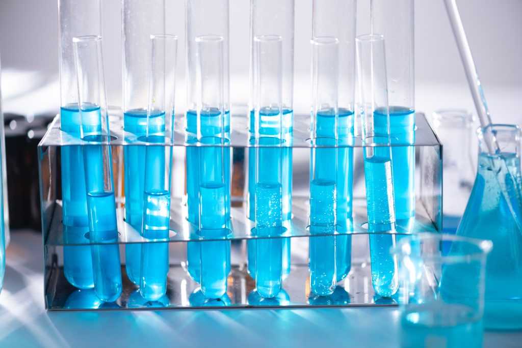 Probówki z próbkami w laboratorium